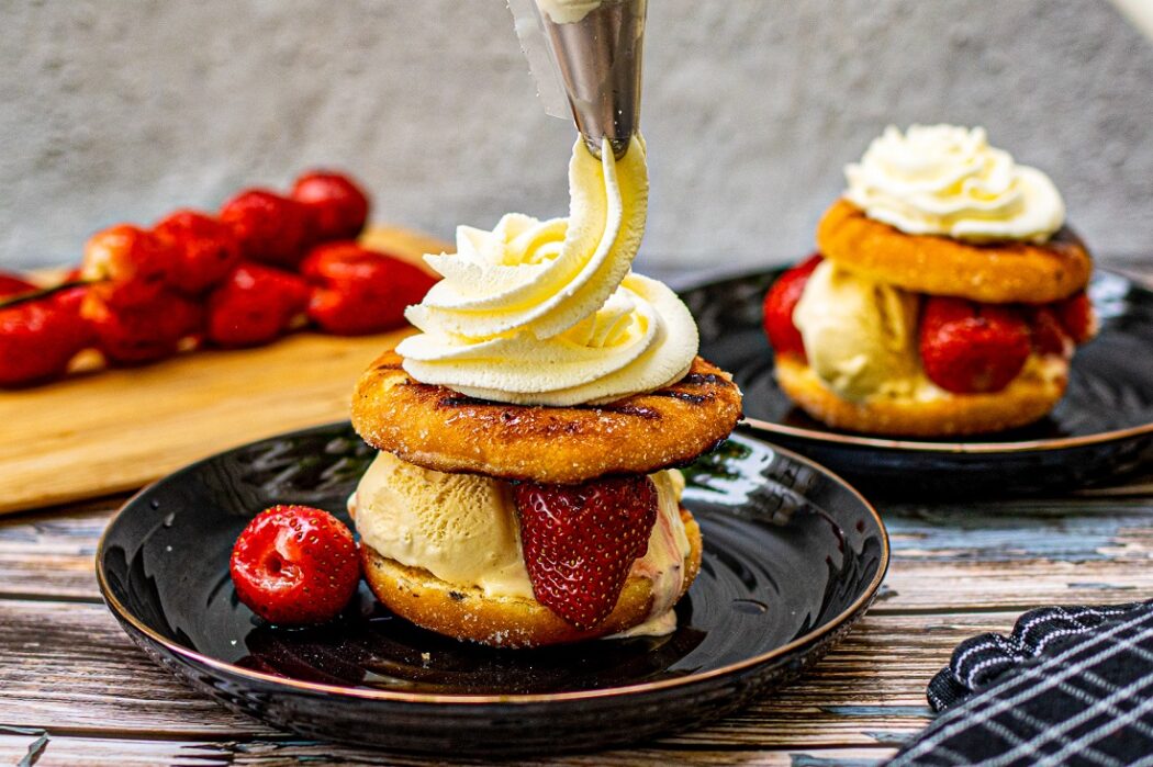 aardbeien donut met chocolade