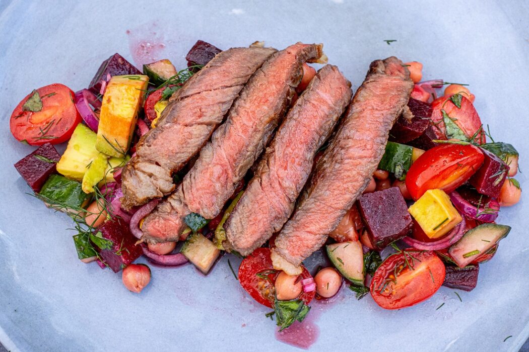 Rode bieten salade met steak