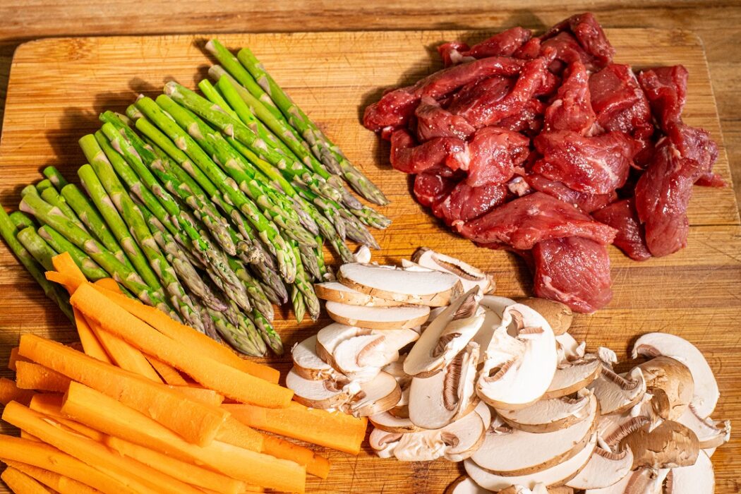 gesneden groenten en vlees