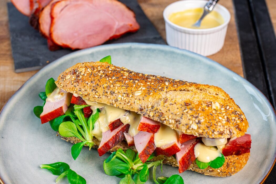 Broodje beenham met honing-mosterdsaus