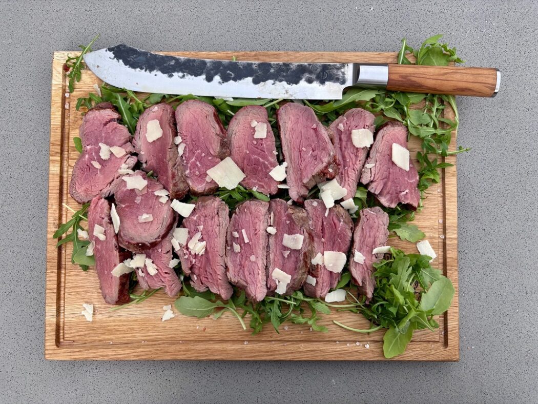 Ossenhaas Tagliata di Manzo op rucola met Parmezaanse kaas en balsamico