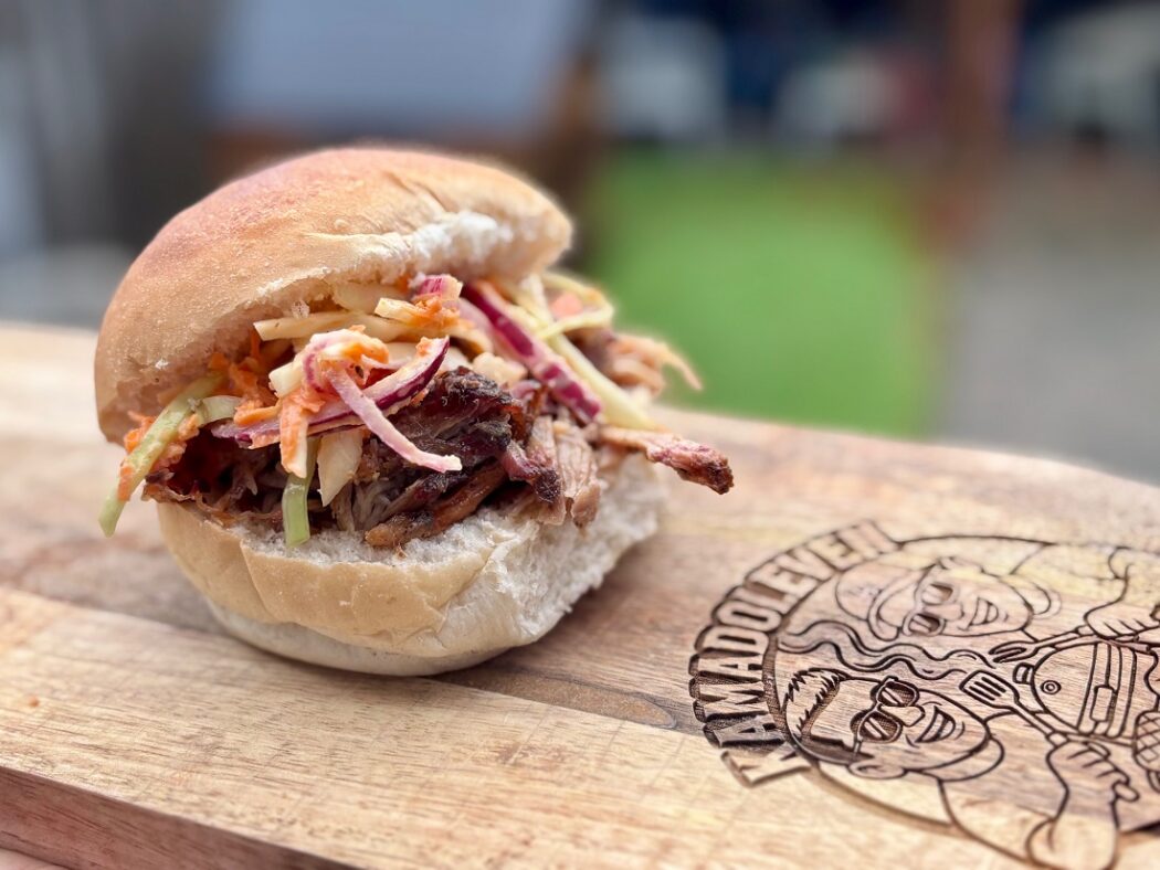 Pulled pork van Boston Butt met stout bierinjectie op kamado BBQ