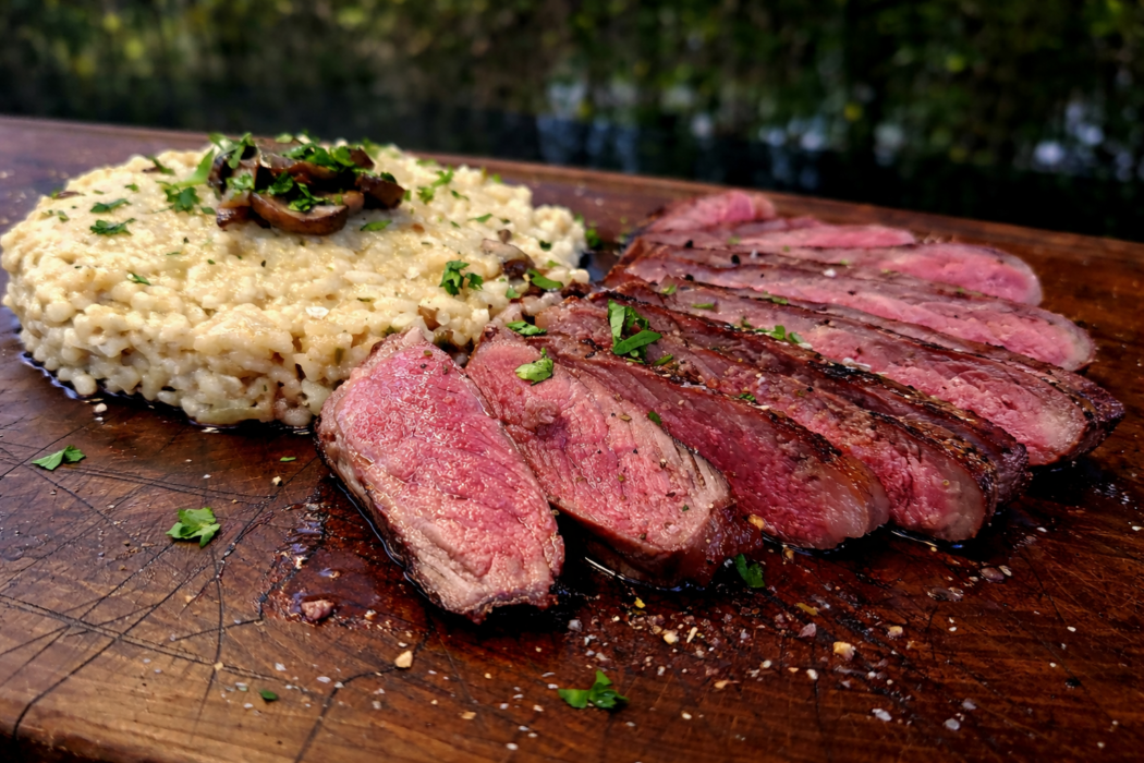 Ribeye van de kamado met romige champignonrisotto