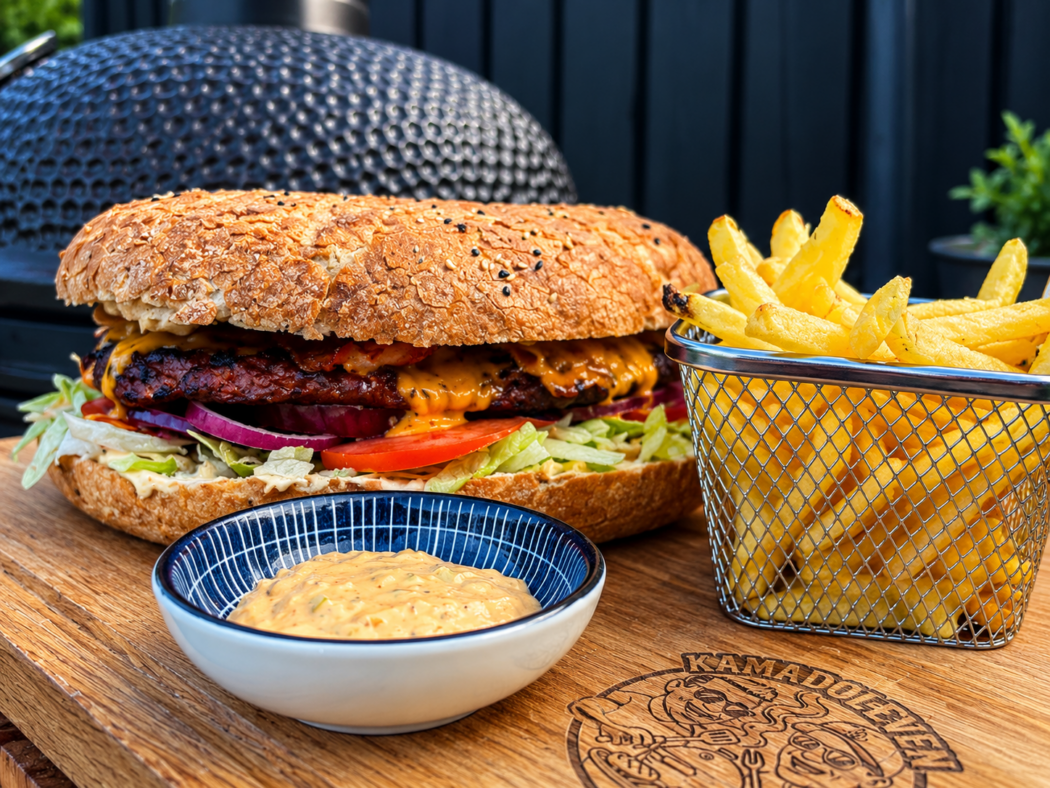 Mega Burger XXL van de kamado met cheddar, bacon en ei