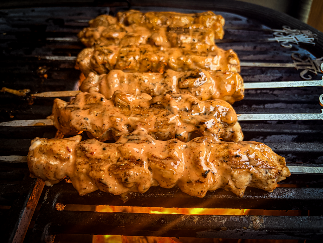 Bang Bang kipspiesen met zoet-pittige saus op de BBQ