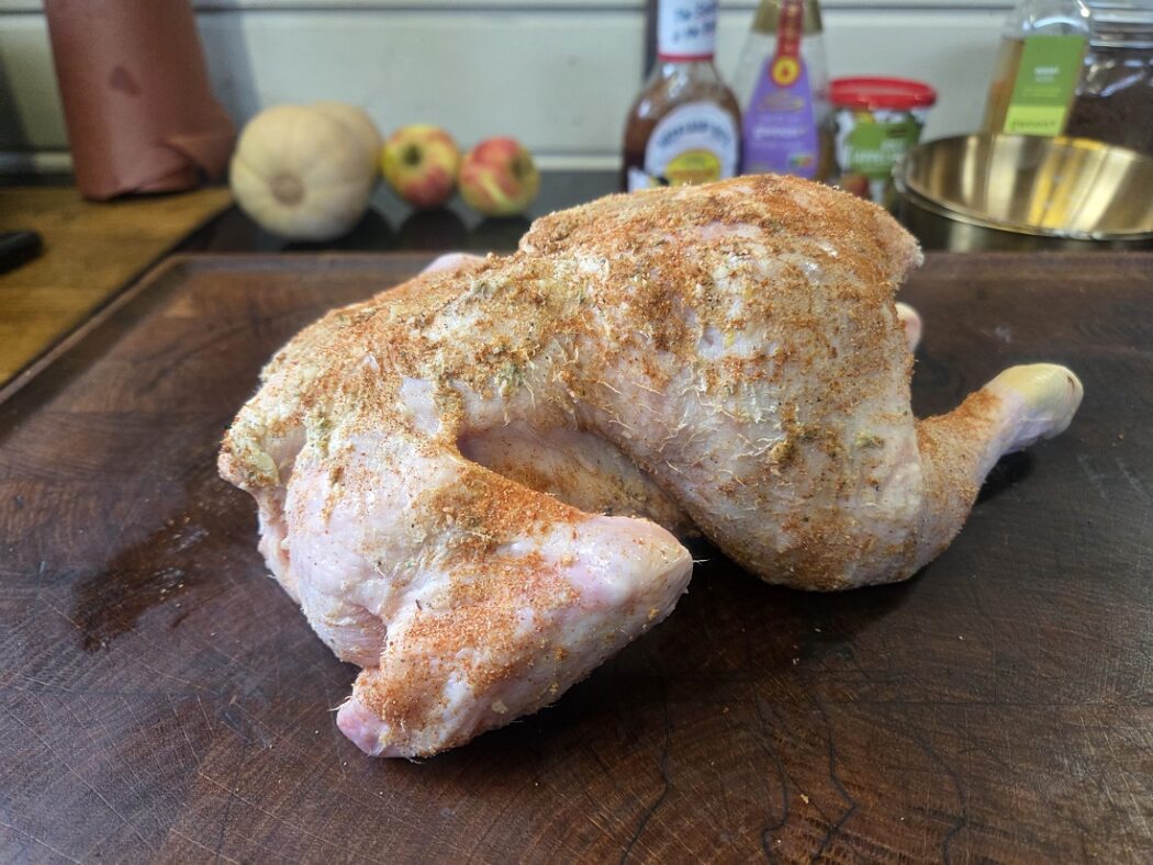 Rauwe hele kip met kruidenboter, klaar voor bereiding op de BBQ