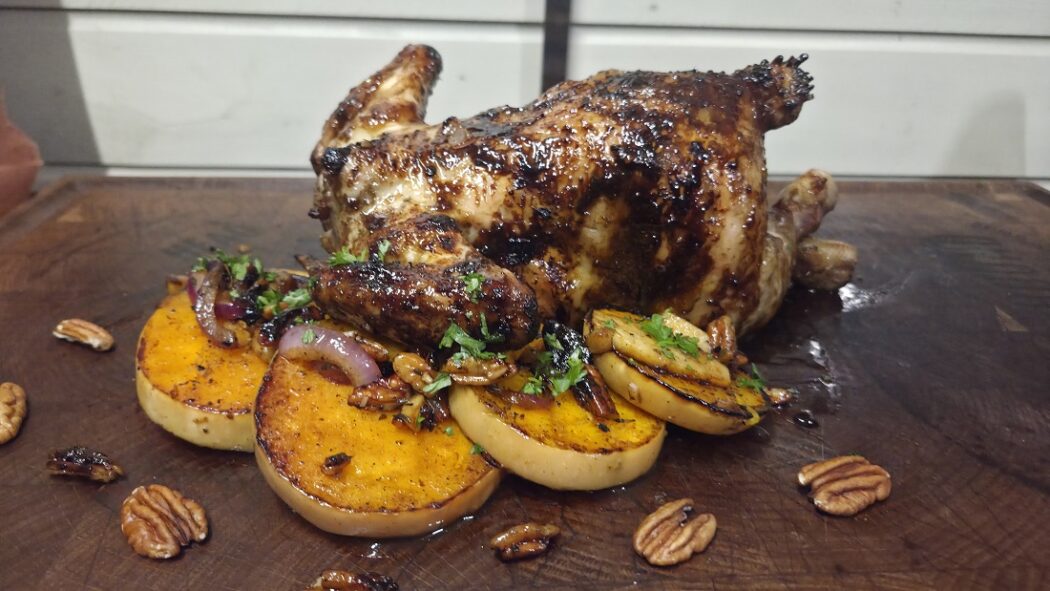Hele kip van de BBQ met honing-appel glaze en geroosterde pompoen